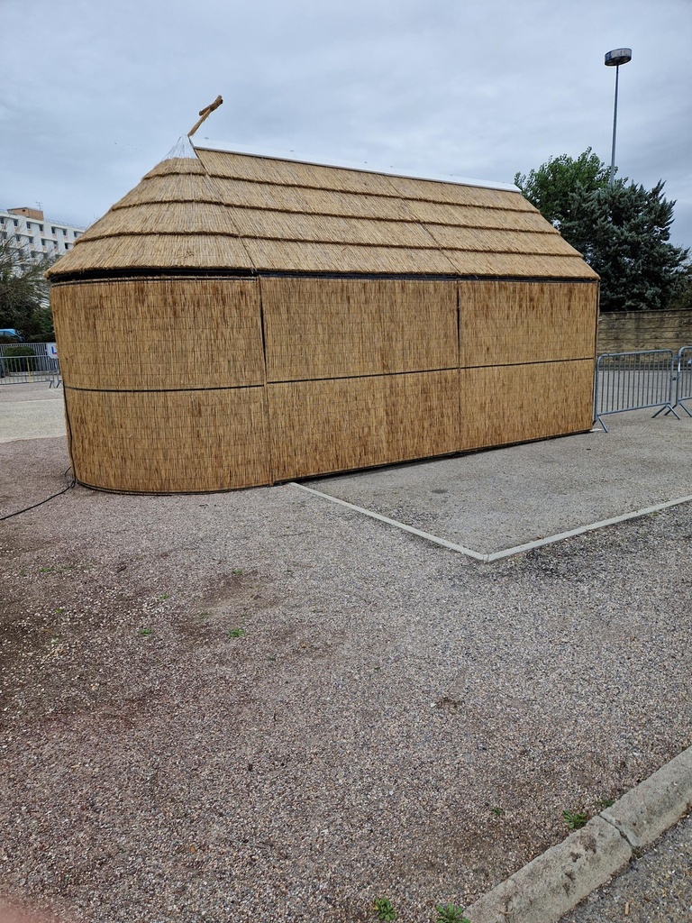 CABANE DE GARDIAN 3.00 x 6.50 avec paroi relevable et porte a l'avant