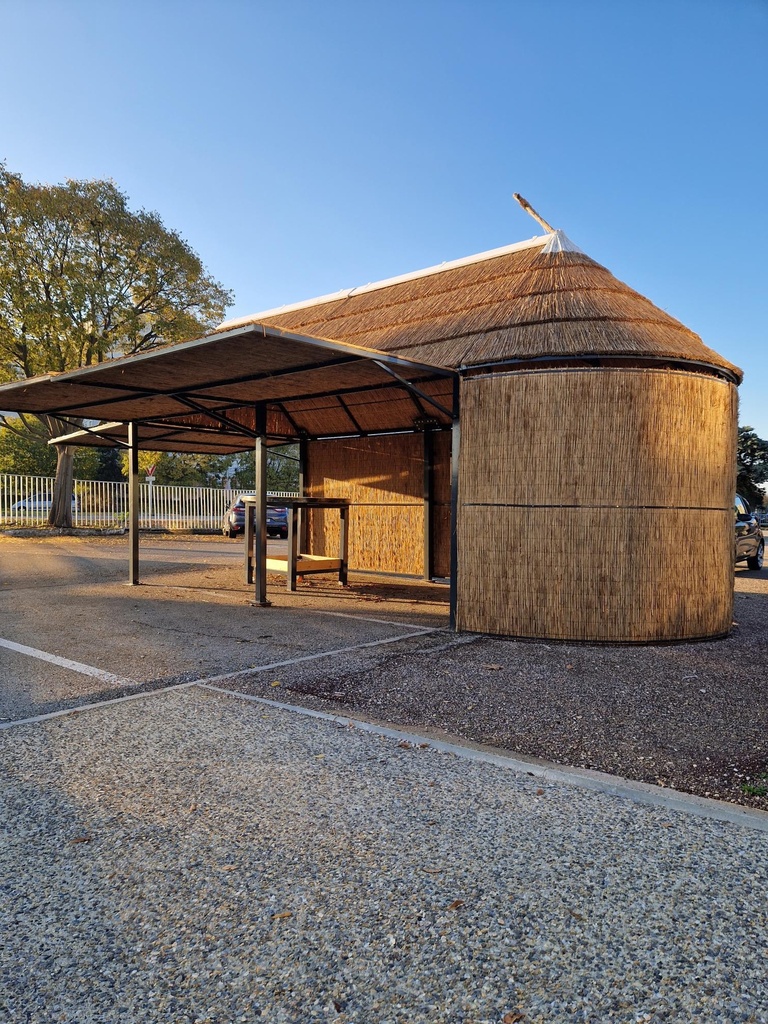 CABANE DE GARDIAN 3.00 x 6.50 avec paroi relevable et porte a l'avant