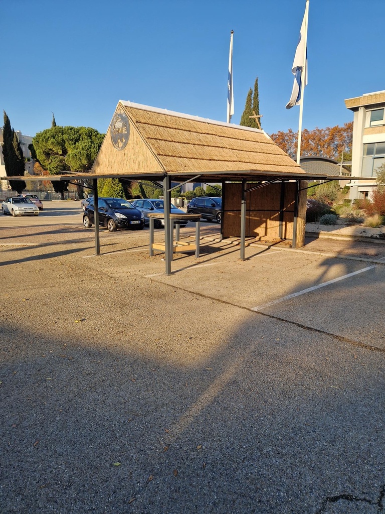 CABANE DE GARDIAN 3.00 x 6.50 avec paroi relevable et porte a l'avant