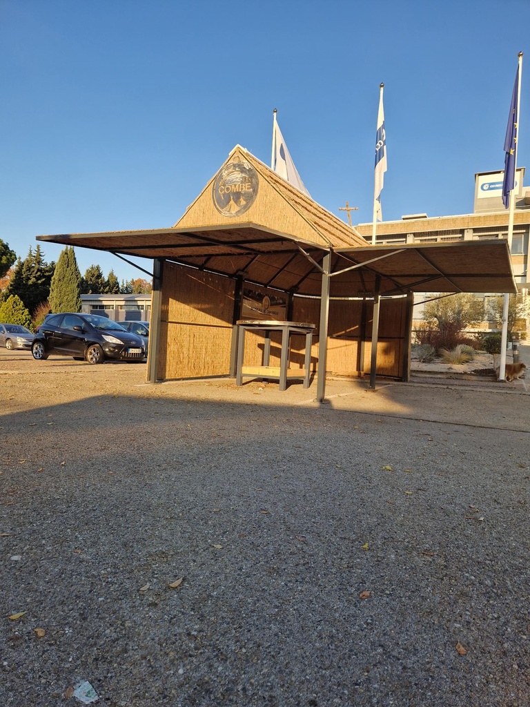 CABANE DE GARDIAN 3.00 x 6.50 avec paroi relevable et porte a l'avant